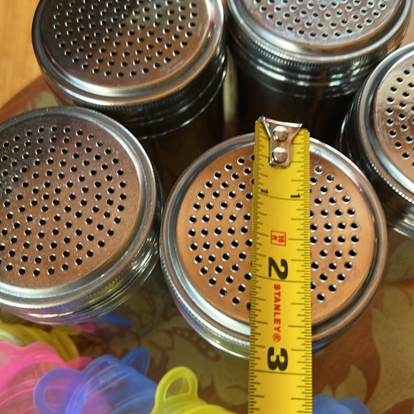 Bundle of 5 Reusable Spice Jars with Silicone Lids - Lids are New - Picture 4 of 16